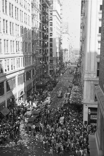 Black-and-white photograph: V-J Day, Portland, 1945. Location: Portland, Oregon. Date: August 1945.