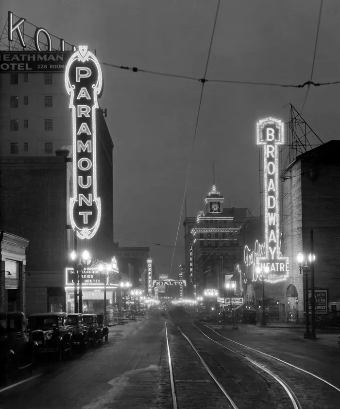 Black-and-white photograph: Broadway Boulevard, Portland, 1950s. Location: Portland, Oregon. Date: c. 1950s.