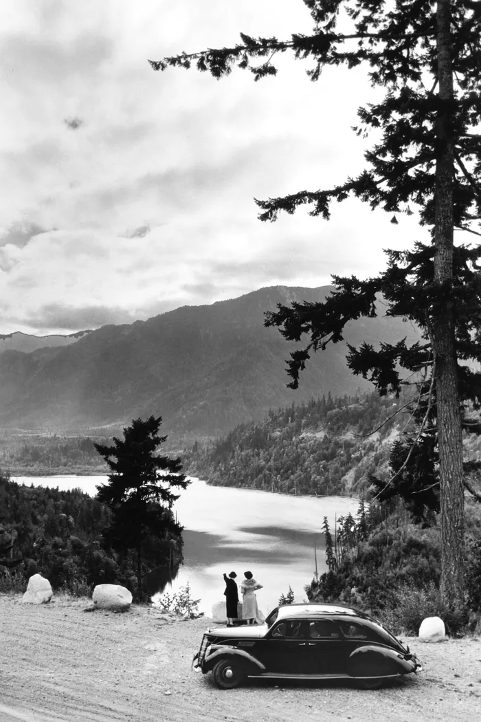 Black-and-white photograph: Columbia Gorge Overlook, 1940s. Location: Columbia River Gorge, Oregon. Date: c. 1940s.
