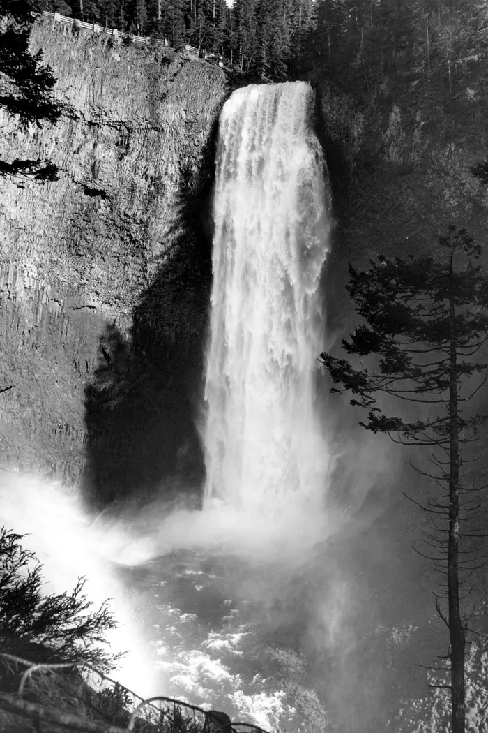 Black-and-white photograph: Multnomah Falls, 1940s. Location: Multnomah County, Oregon. Date: c. 1940s.